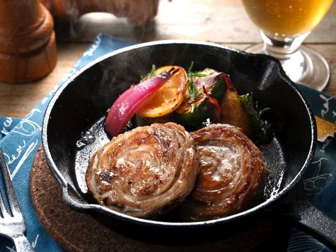 国産黒毛和牛と鹿児島県産黒豚のロールステーキセット
