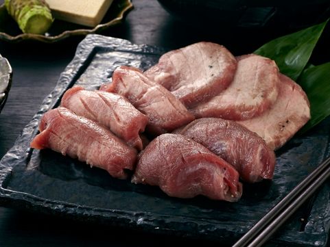 宮城・仙台「陣中」仔牛の牛タン丸ごと一本塩麹熟成